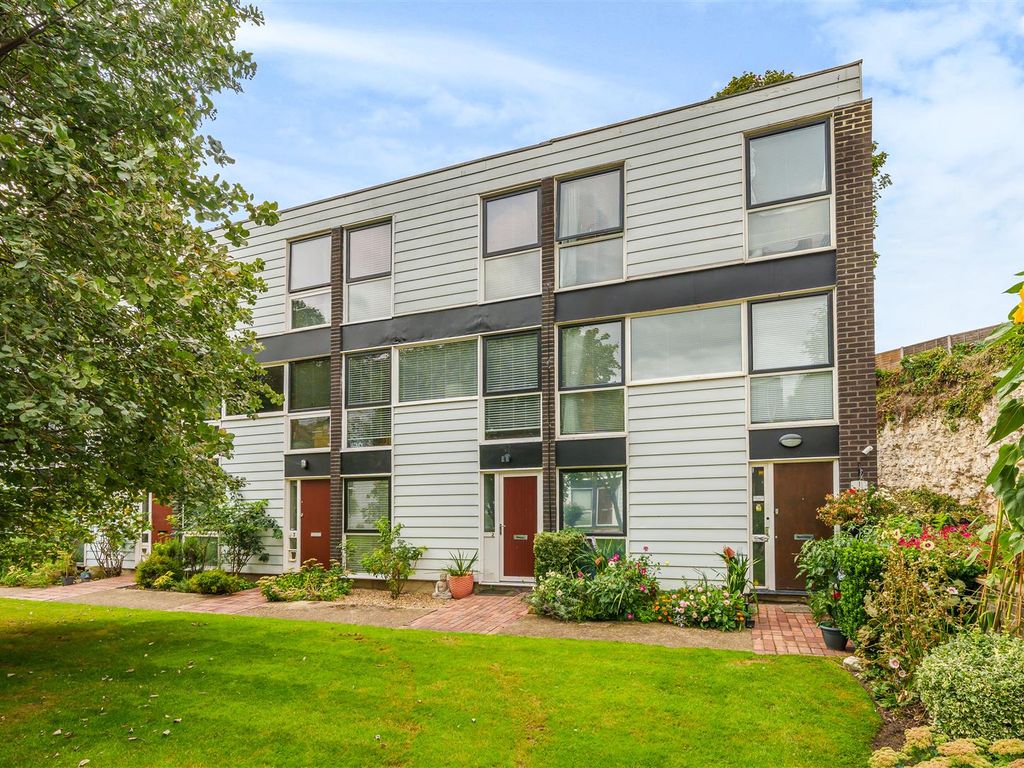 4 bed town house for sale in Bankside Close, Carshalton SM5, £475,000