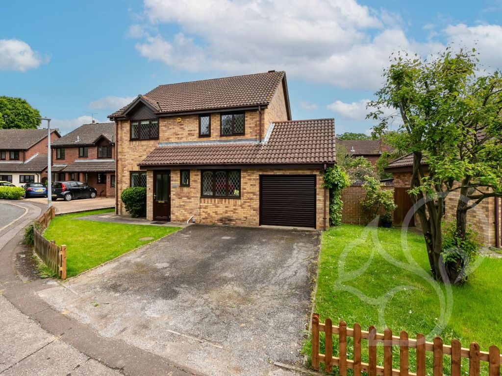 4 bed detached house for sale in Pinecroft Gardens, Highwoods