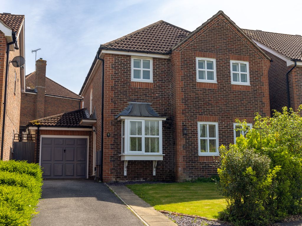 3 bed detached house for sale in Greenfinch Way, Horsham RH12 Zoopla
