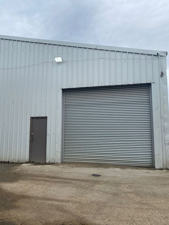 Warehouse to let in Manor Way Business Park, Manor Way, DA10
