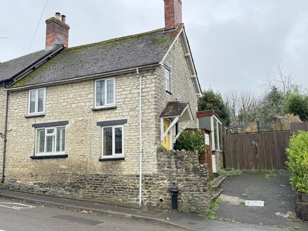 2 bed end terrace house for sale in Somerset BA8, £300,000