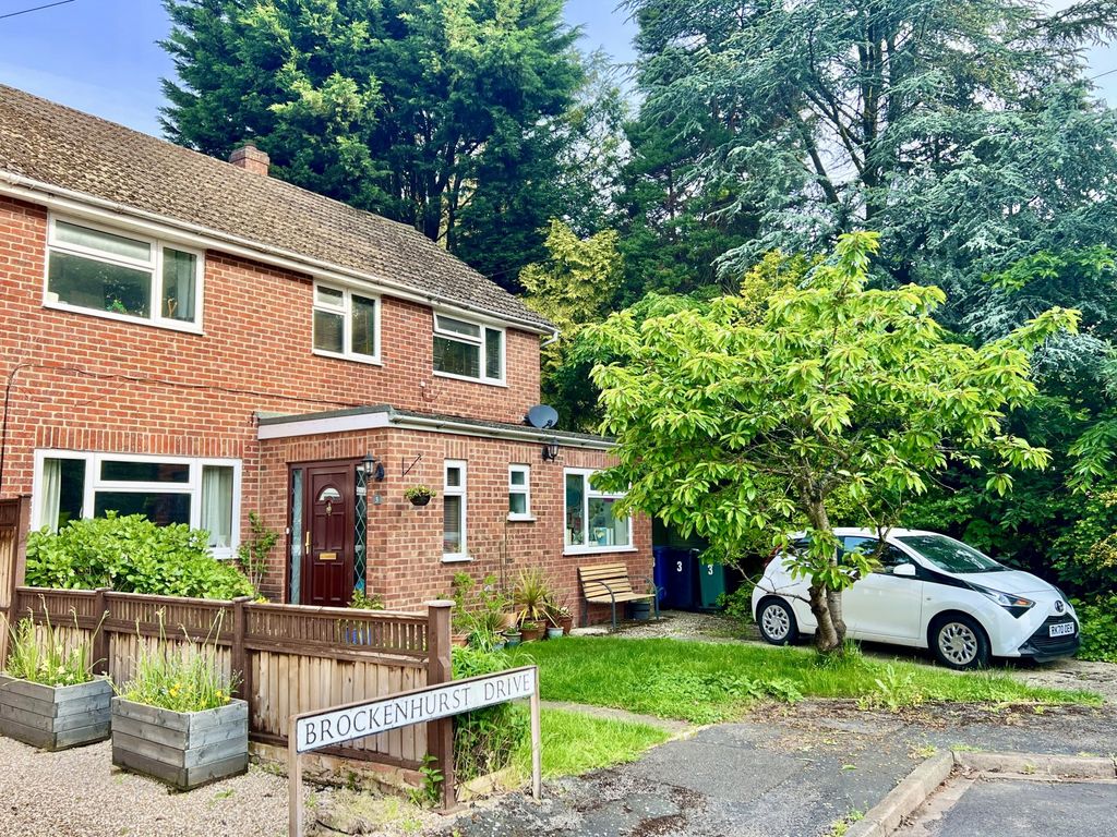 4 bed semidetached house for sale in Brockenhurst Drive, Yateley