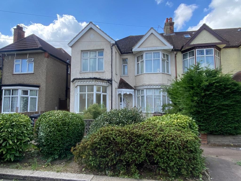 3 bed flat to rent in Strathfield Gardens, Barking IG11, £1,850 pcm