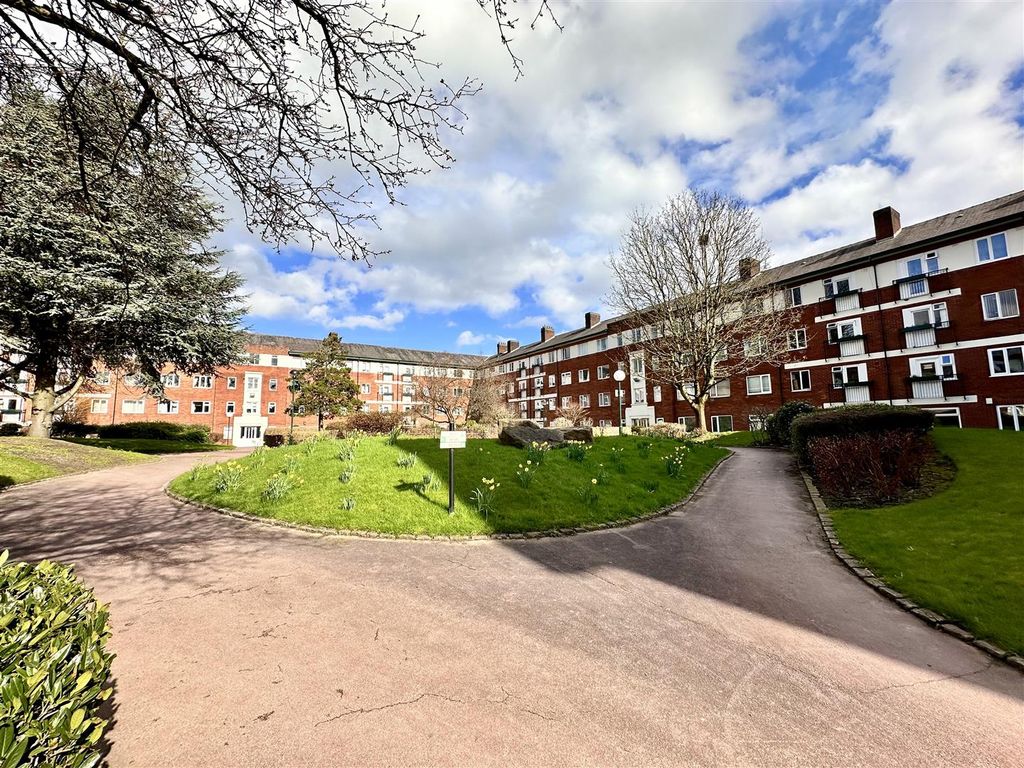2 bed flat to rent in Kielder Square, Eccles New Road, Salford M5, £