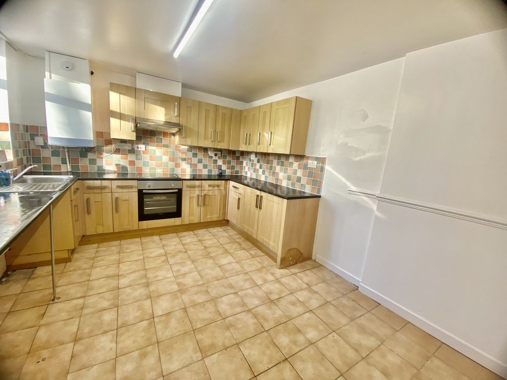 1 bed flat to rent in Tregwilym Road, Rogerstone, Newport. NP10 Zoopla