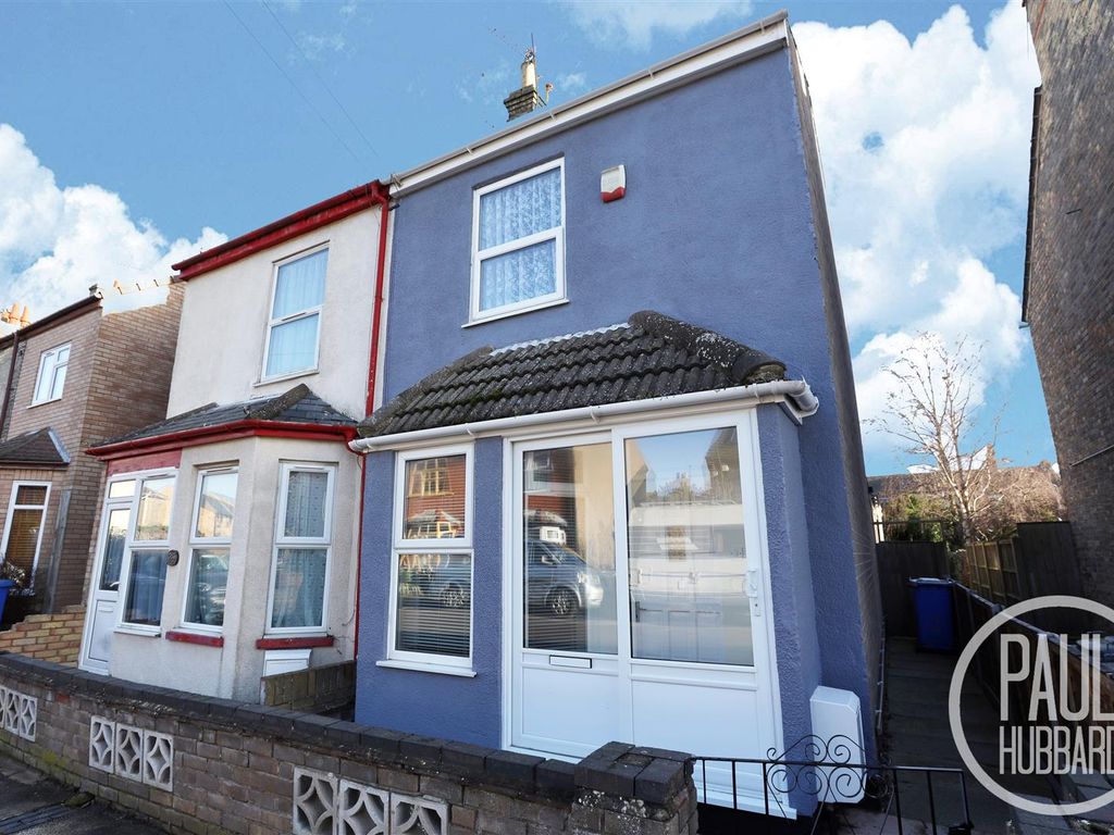 2 bed semidetached house to rent in Rochester Road, Pakefield