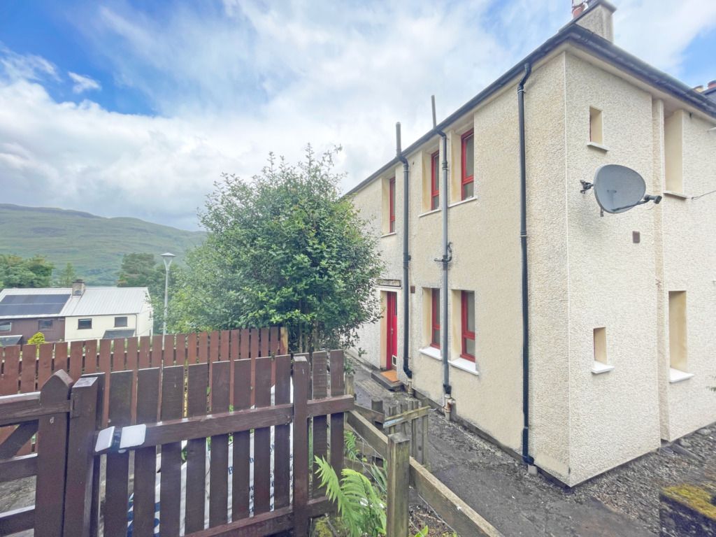2 bed flat for sale in Grange Road, Fort William PH33, £130,000 Zoopla