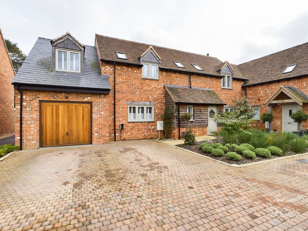 4 bed barn conversion for sale in Hinton Close, East Claydon