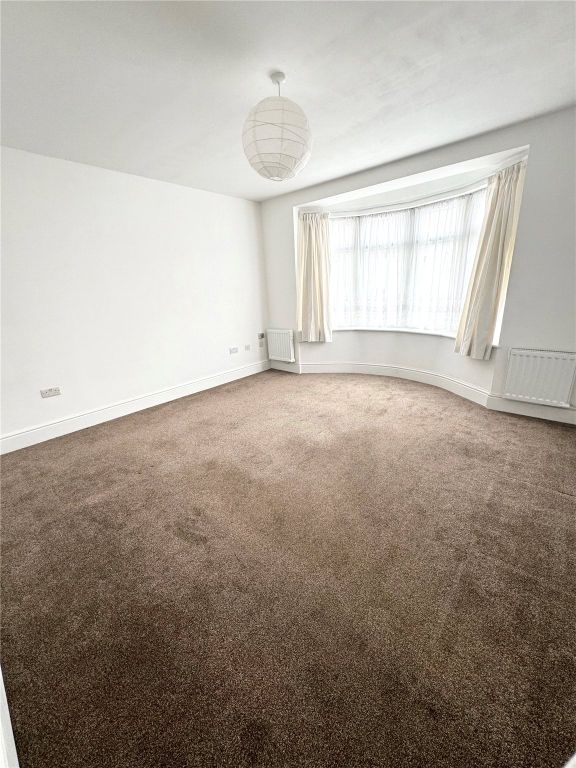 3 bed flat to rent in Headcorn Road, Thornton Heath CR7, £2,000 pcm