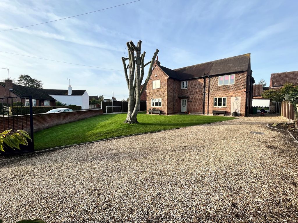 4 bed detached house for sale in High Street, Retford DN22, £450,000