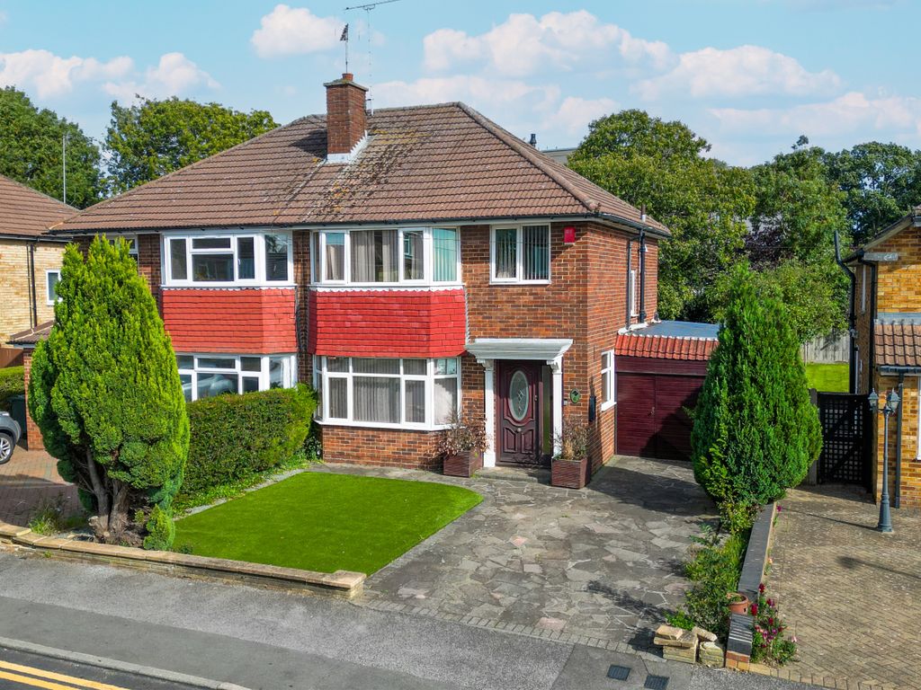 3 bed semidetached house for sale in Crowland Road, Luton LU2, £