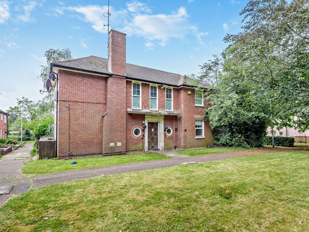 2 bed flat for sale in Carew Road, Northwood HA6, £375,000 Zoopla