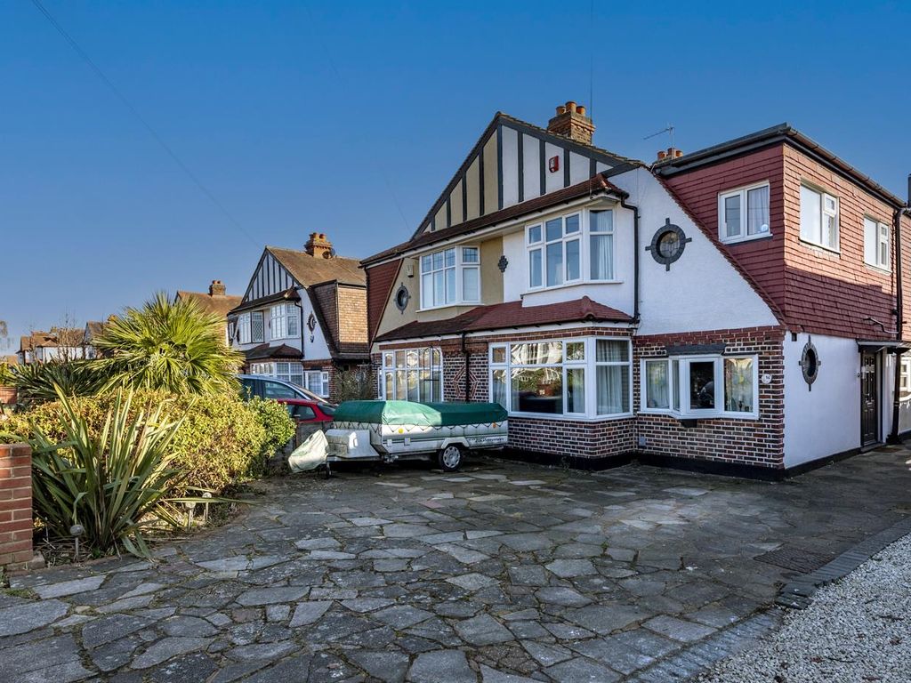 4 bed semidetached house for sale in Park Avenue West, Stoneleigh