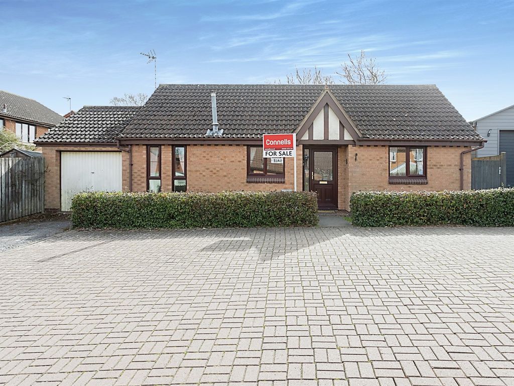 2 bed detached bungalow for sale in Aintree Close, Bletchley, Milton