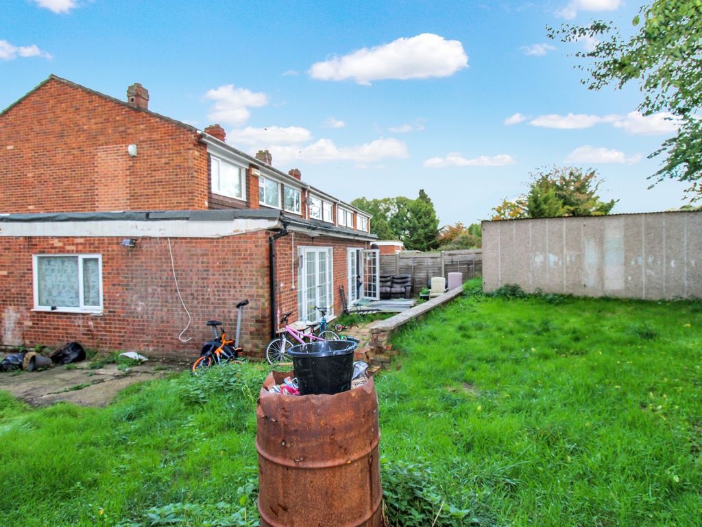 5 bed semidetached house to rent in Easingwold Gardens, Luton