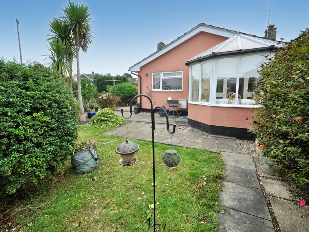 2 bed semidetached bungalow for sale in Westwood Gardens, Hadleigh SS7