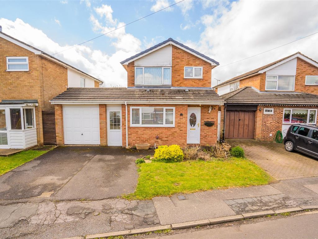3 bed detached house for sale in Hollyberry Grove, Holmer Green, High