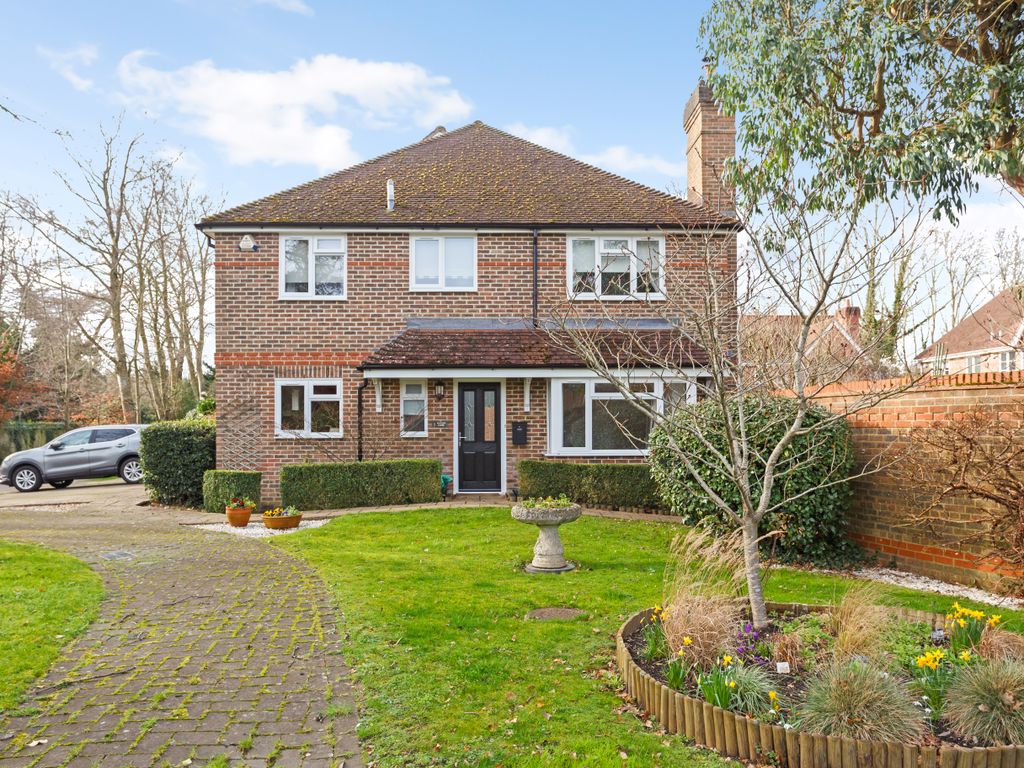 3 bed end terrace house for sale in Watson Close, Reading RG7, £400,000