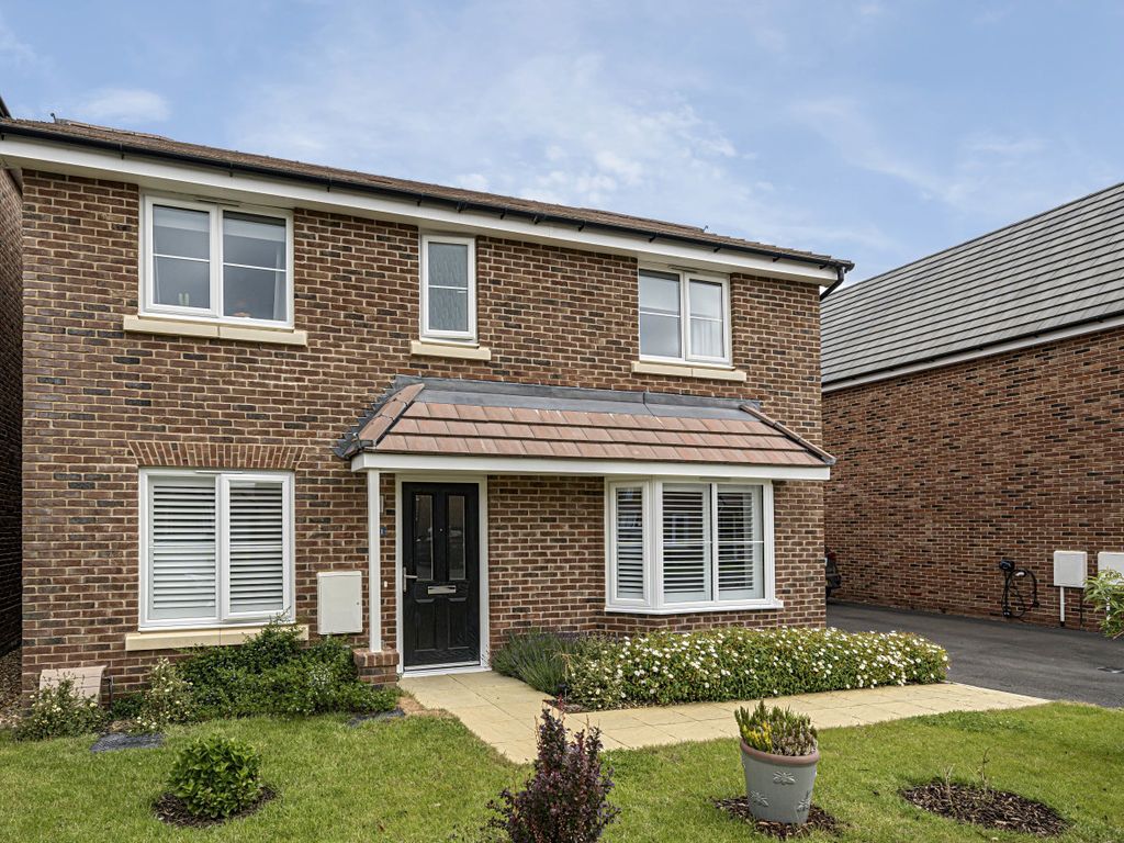 4 bed detached house for sale in Bartlett Avenue, Badshot Lea, Farnham