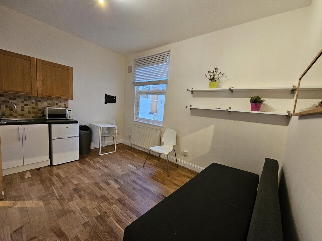 1 bed flat to rent in Hermitage Road, Manor House N4, £850 pcm Zoopla
