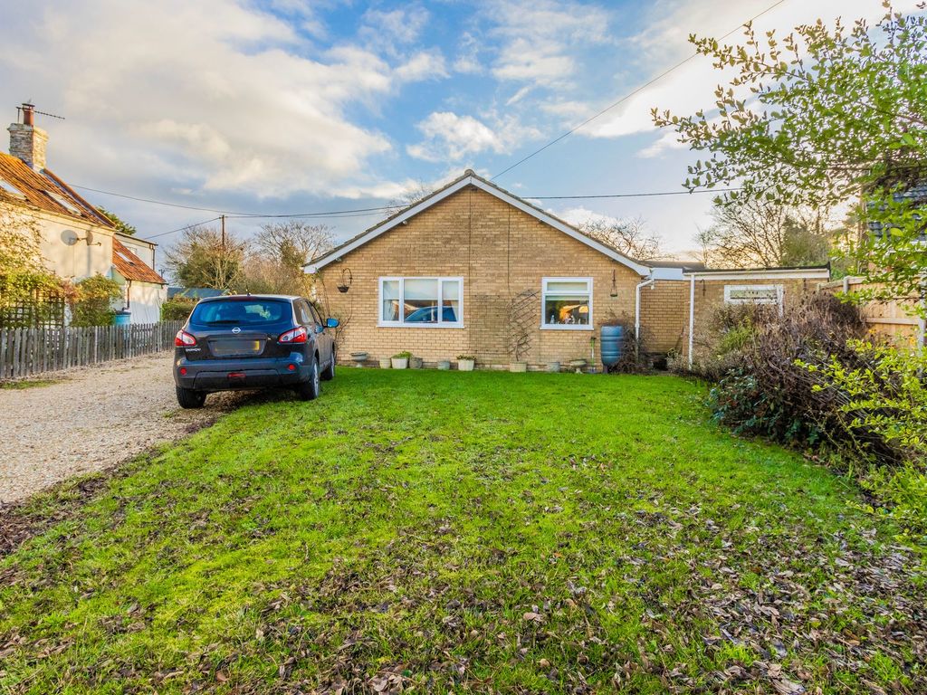 3 bed detached bungalow for sale in Welgate, Mattishall NR20, £375,000