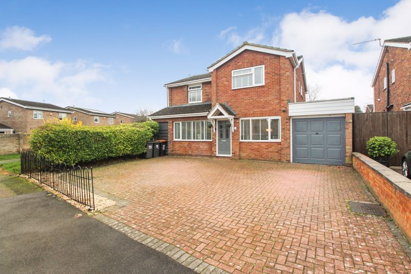 4 bed detached house for sale in Dunvegan Way, Bedford MK41, £530,000