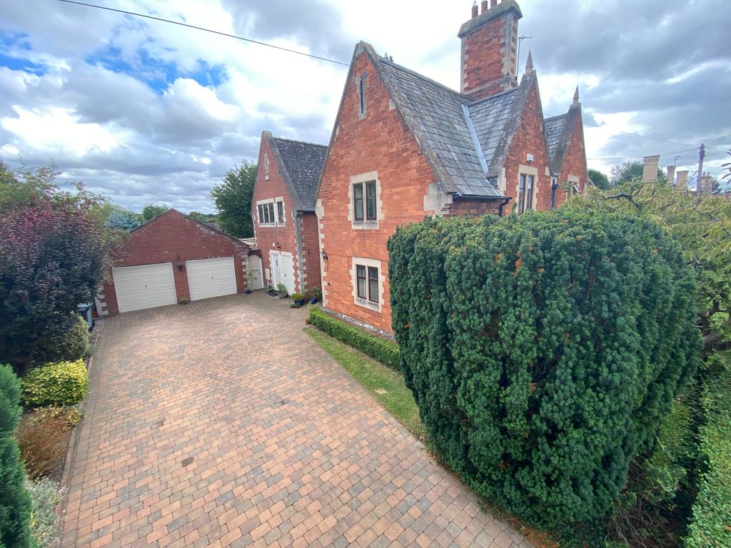 5 bed semidetached house for sale in Low Road, Manthorpe, Grantham
