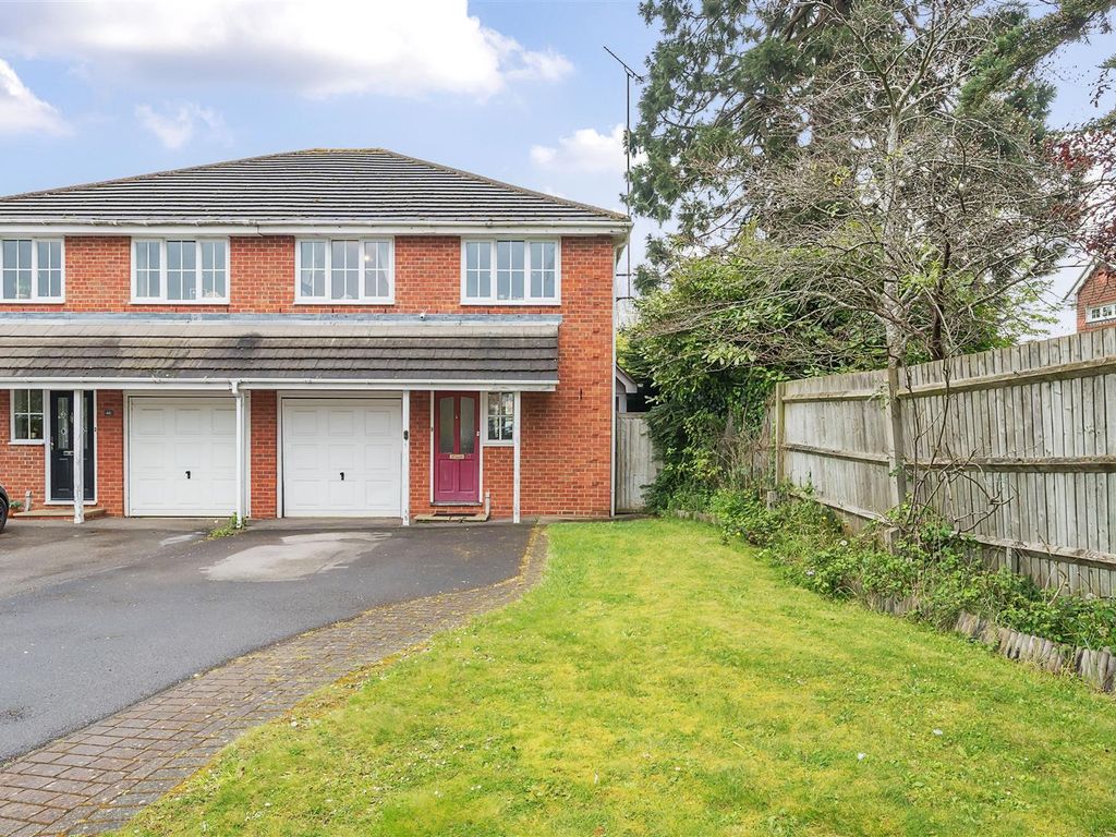 4 bed semidetached house for sale in Lenham Close, Winnersh, Berkshire