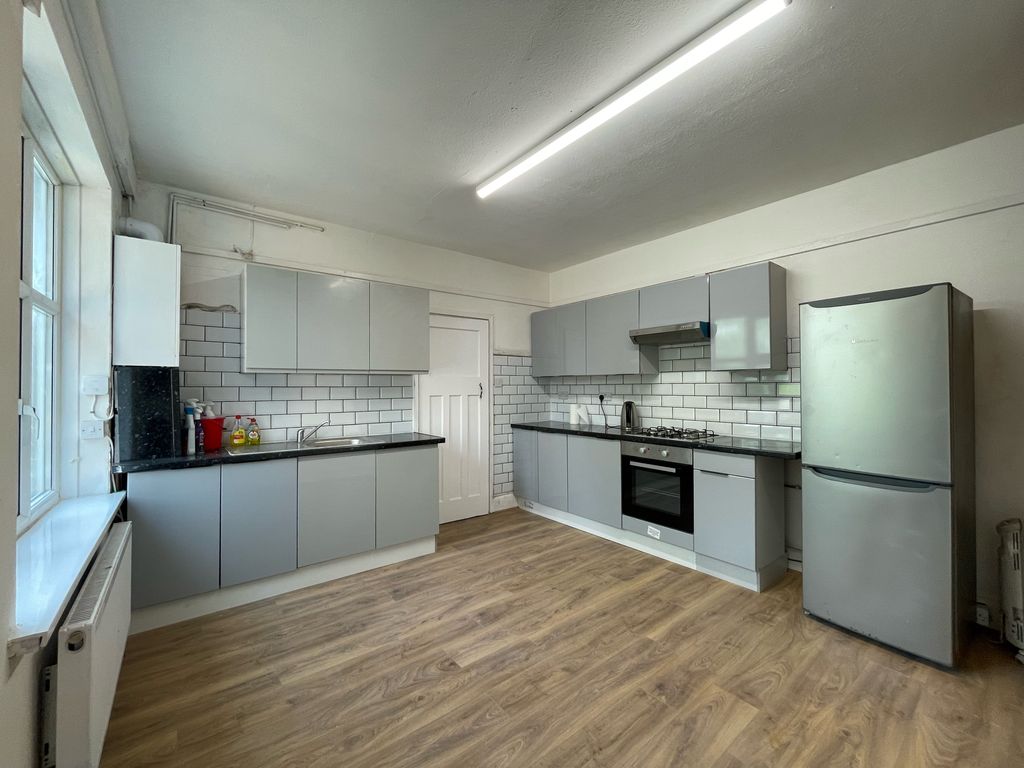 4 bed flat to rent in Chalfont Station Road, Little Chalfont, Amersham