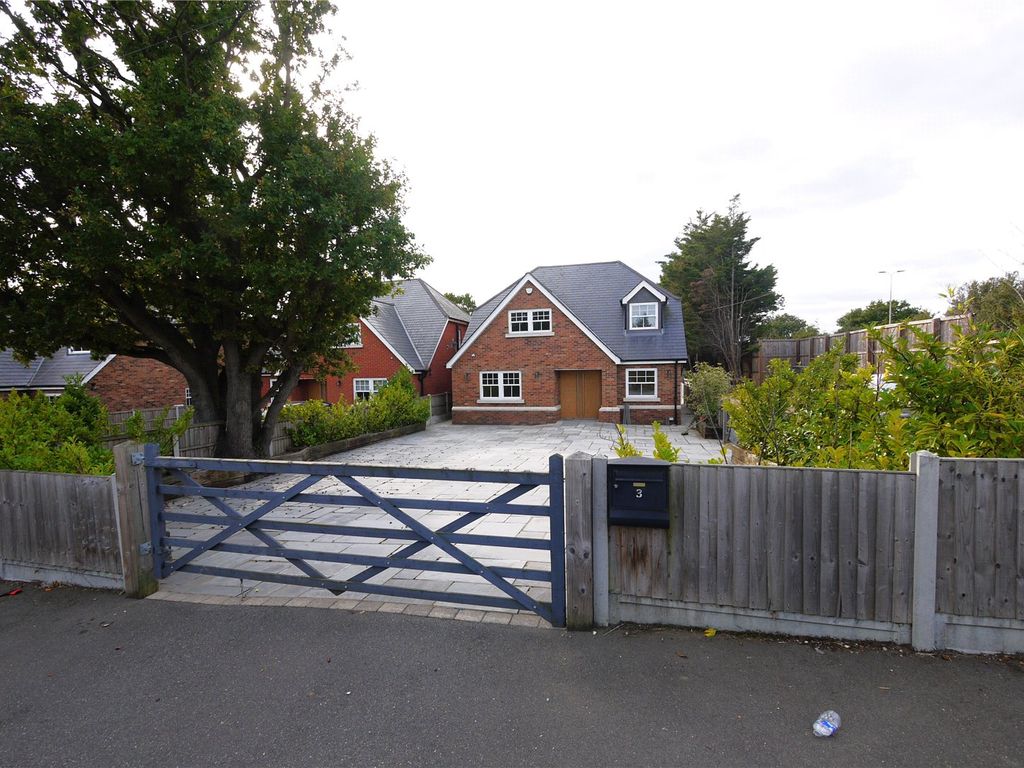 5 bed detached house to rent in Thorndon Avenue, West Horndon, Essex