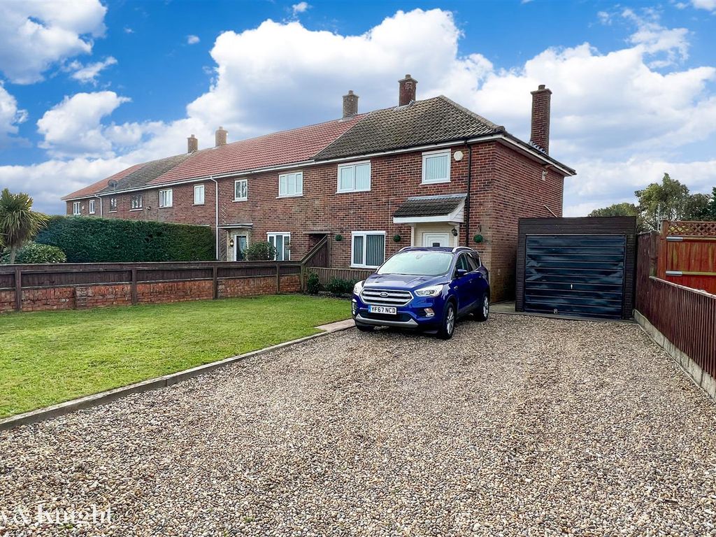 3 bed end terrace house for sale in Hawthorn Avenue, Lowestoft NR33, £
