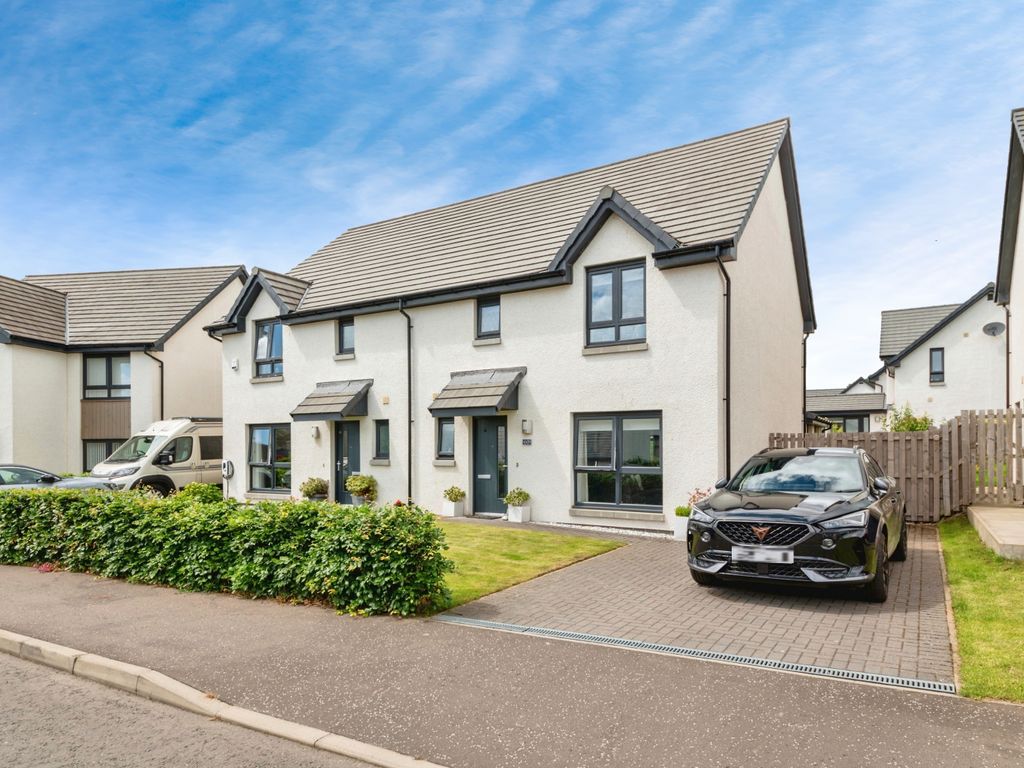 3 bed semidetached house for sale in Douglas Davidson Drive