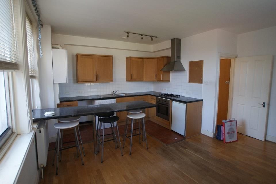 2 bed flat to rent in Christchurch Park, Sutton SM2, £1,450 pcm Zoopla