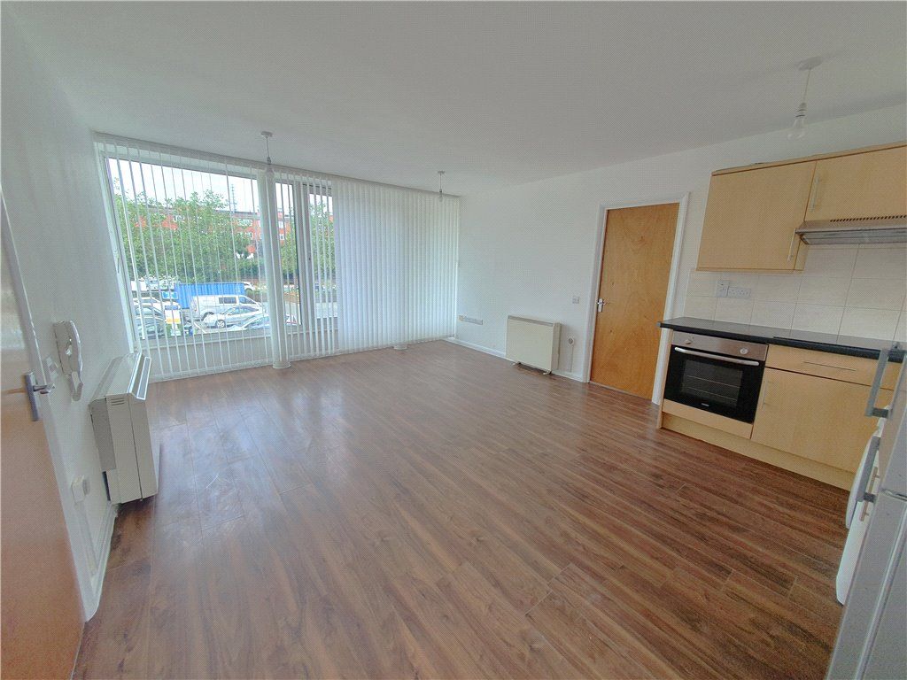 3 bed flat to rent in London Road, Mitcham CR4 Zoopla