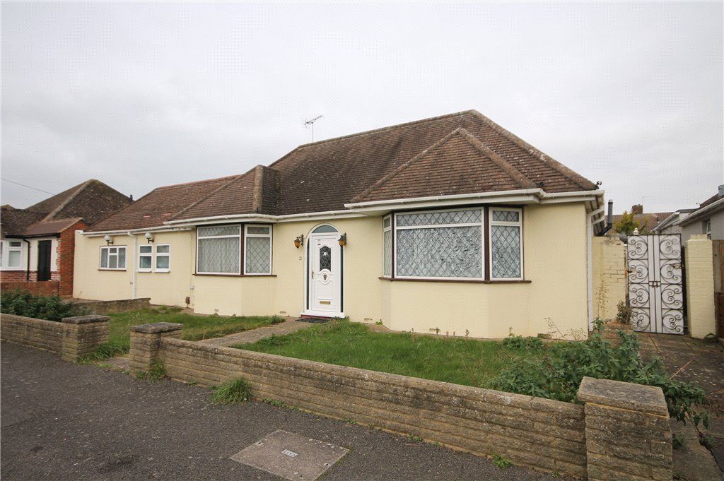 4 bed bungalow to rent in Kingsway, StainesUponThames, Surrey TW19, £