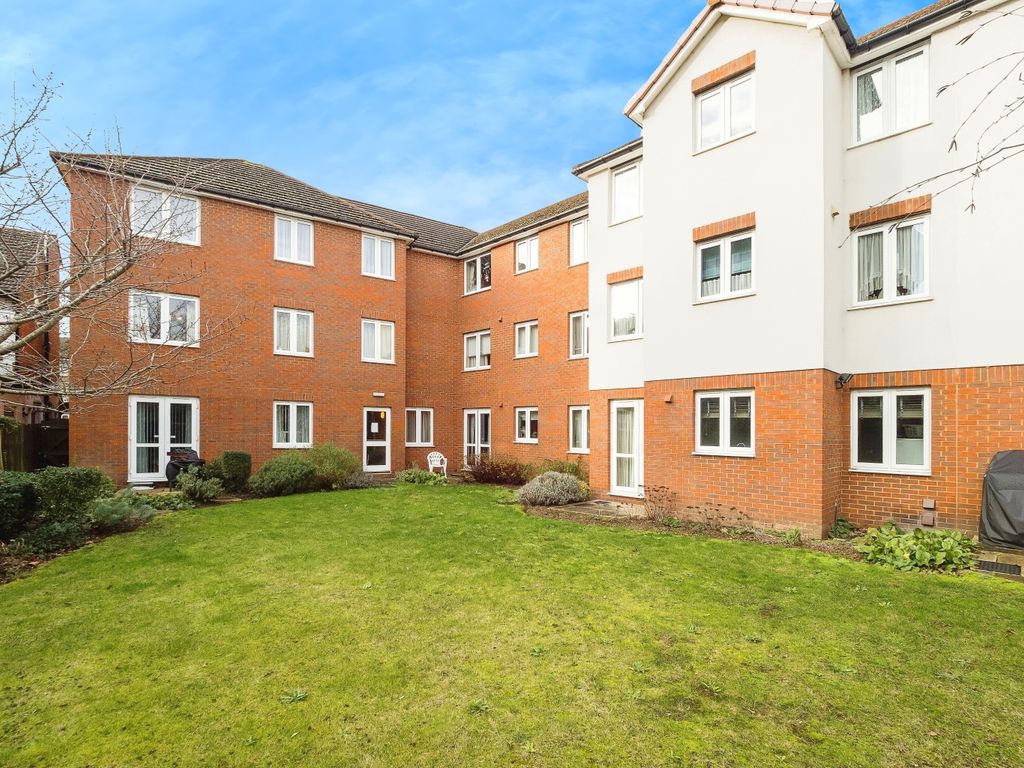 2 bed flat for sale in Clydesdale Road, Hornchurch RM11, £200,000 Zoopla