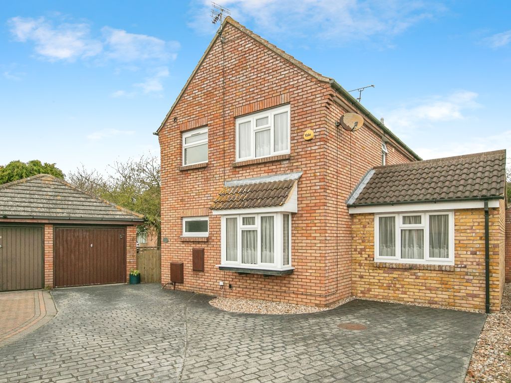 3 bed detached house for sale in Lodge Close, ClactonOnSea CO15, £