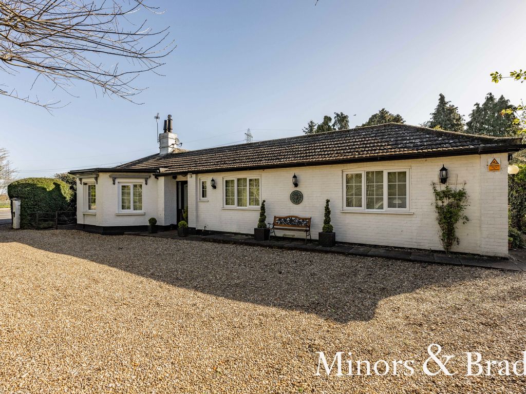 3 bed detached bungalow for sale in Norwich Road, Hethersett, Norwich