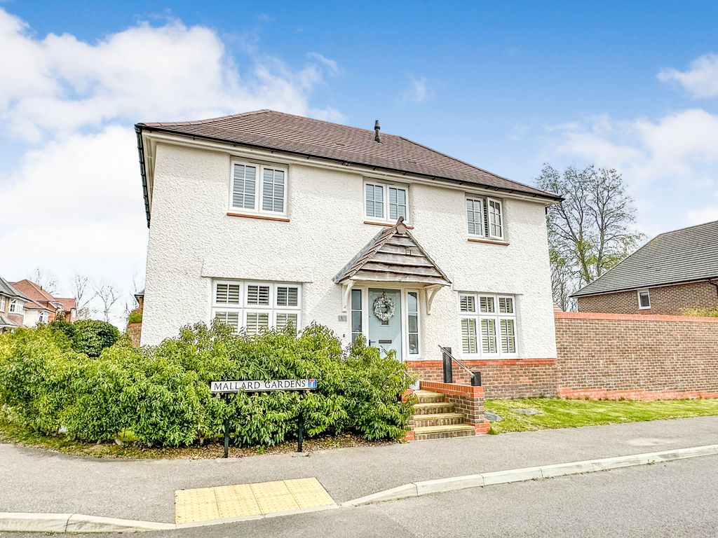 3 bed detached house for sale in Mallard Gardens, Haywards Heath RH17