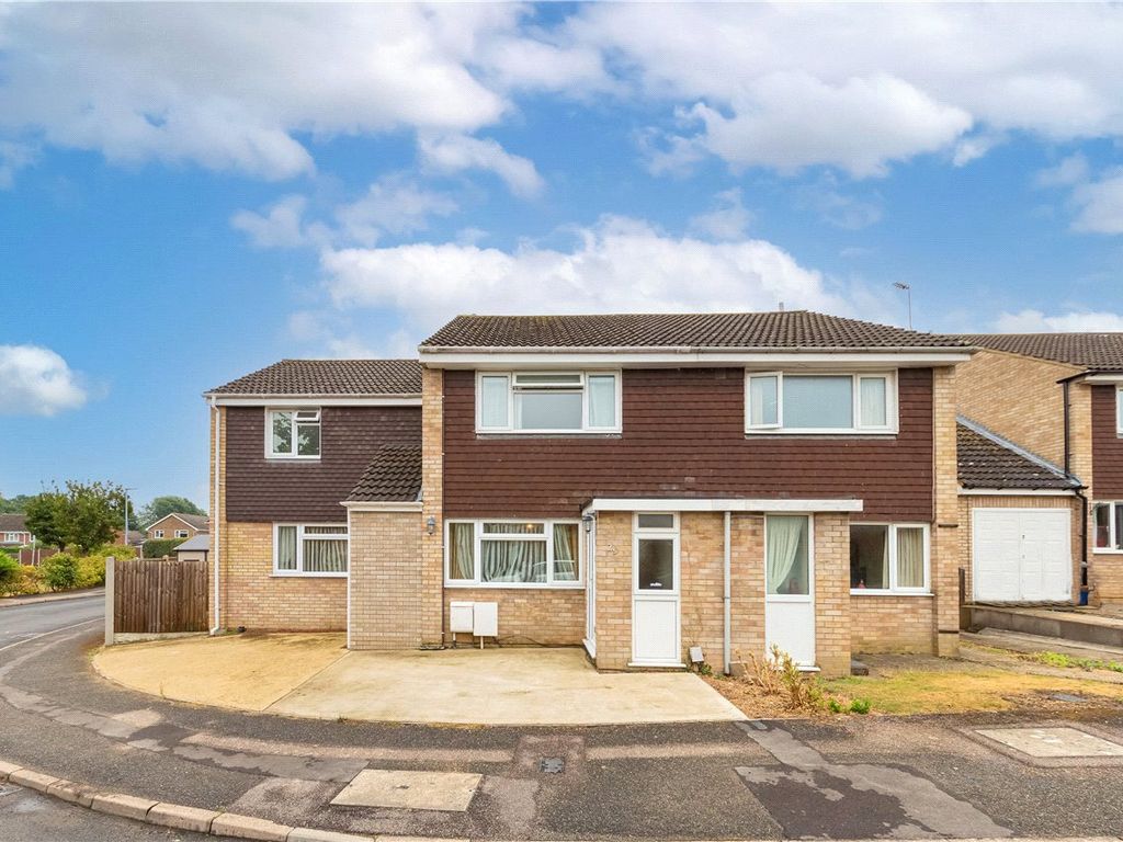 5 bed semidetached house for sale in Kipling Close, Hitchin