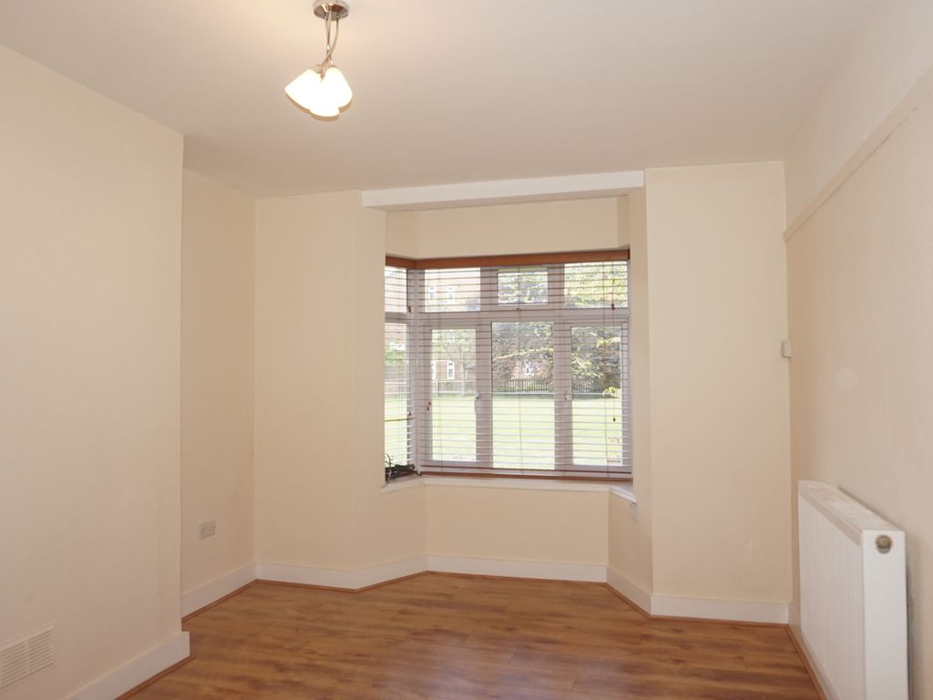 2 bed flat to rent in Breamore Court, Breamore Road, Goodmayes IG3, £
