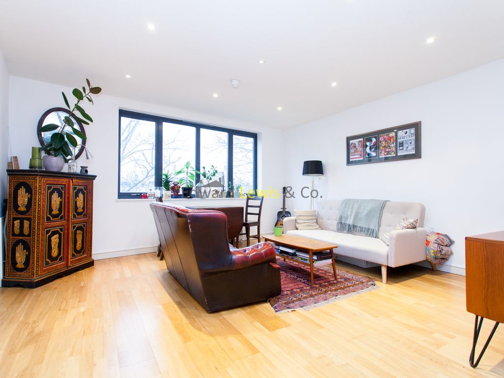 2 bed flat to rent in Stoke Newington High Street, London N16, £2,002