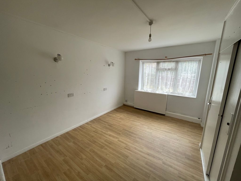Room to rent in Dene Holm Road, Gravesend DA11, £550 pcm Zoopla