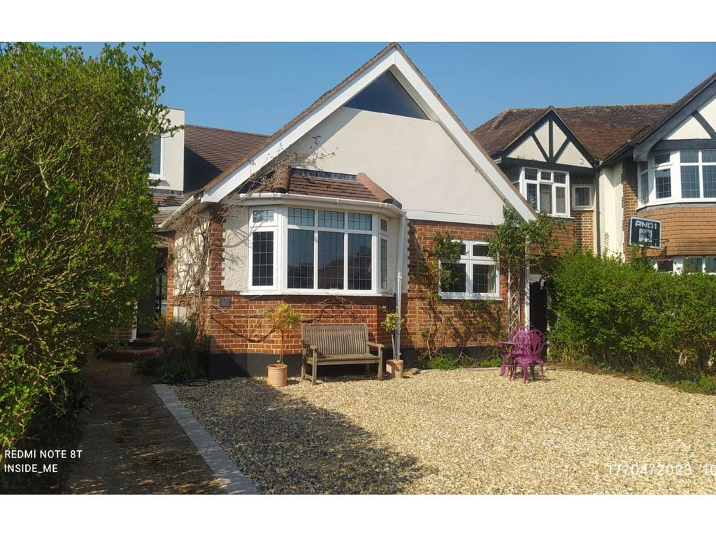 4 bed semidetached house for sale in Greenwood Close, Thames Ditton