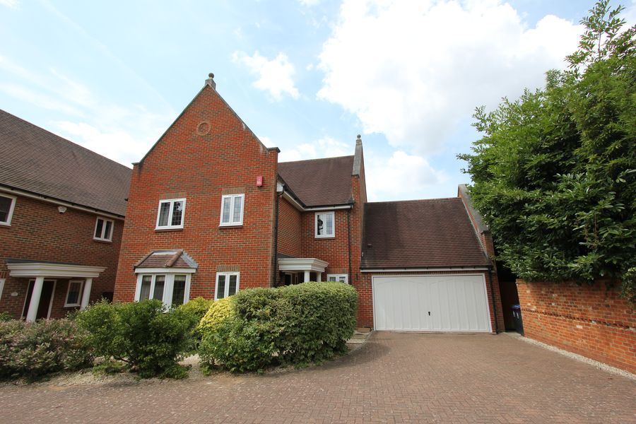 4 bed detached house to rent in Kemsley Chase, Farnham Royal, Slough