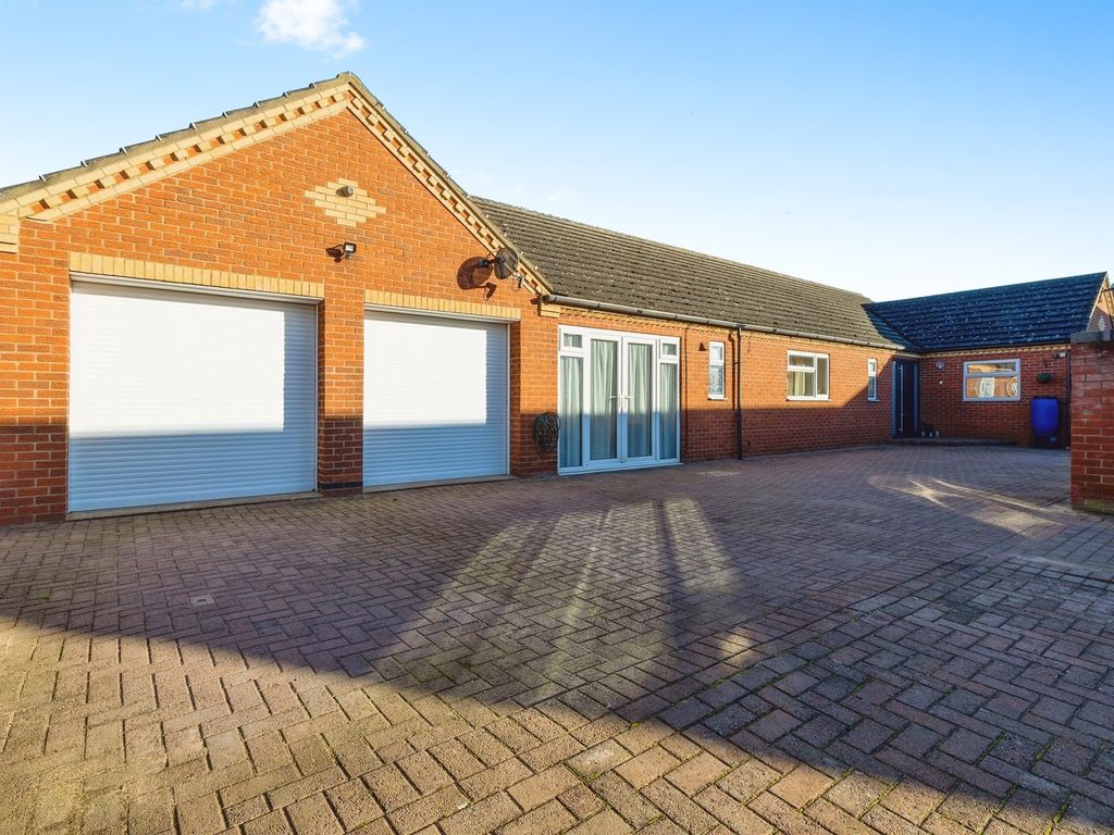4 bed detached bungalow for sale in Shiregate, Metheringham, Lincoln