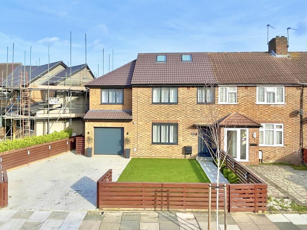 5 bed end terrace house for sale in Moat Farm Road, Northolt UB5, £