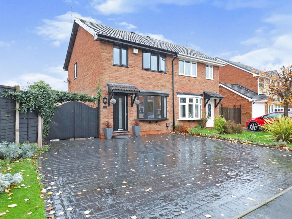 3 bed semidetached house for sale in Sorrel Close, Featherstone