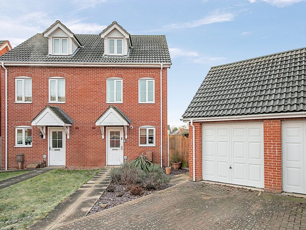 3 bed semidetached house for sale in Grantham Avenue, Great Cornard