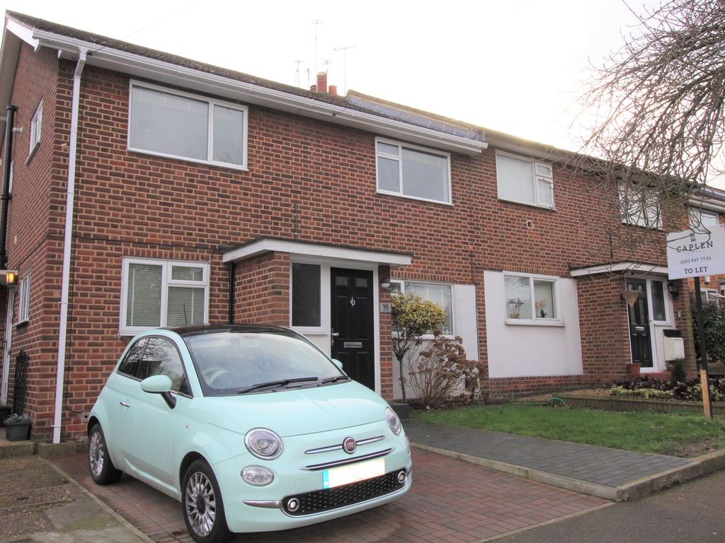 2 bed property to rent in Station Way, Buckhurst Hill IG9, £1,550 pcm